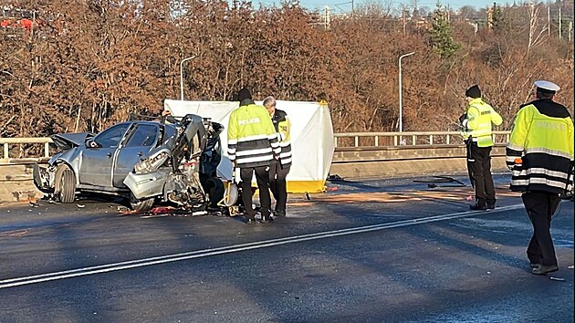 Nehodu dvou aut na pražské Palmovce nepřežil třiačtyřicetiletý řidič. (14. ledna 2022)