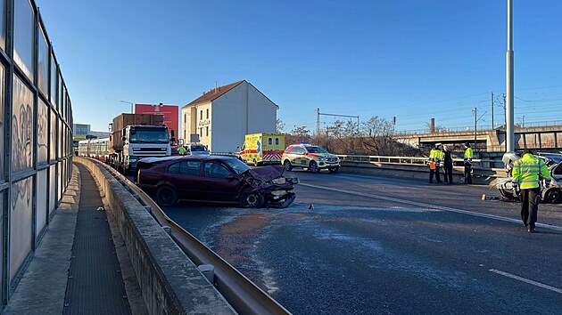 Nehodu dvou aut na pražské Palmovce nepřežil třiačtyřicetiletý řidič. (14. ledna 2022)