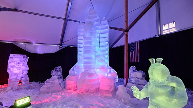 Festival Ledové sochy 2022, letos na téma vesmír a znamení zvěrokruhu, začal na Pustevnách. (15. ledna 2022)