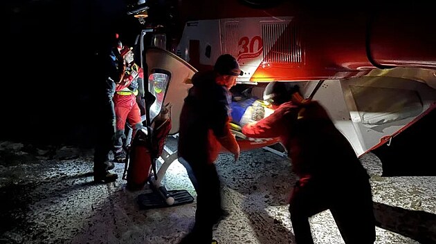 Horští záchranáři v Beskydech pomáhali během soboty několika zraněným lidem. (15. ledna 2022)