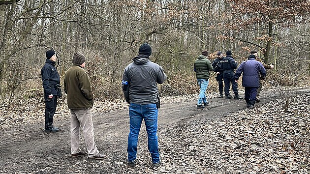 Policie prohledv okol Houky, kde mu oznmil, e vidl medvda. (16. ledna 2022)