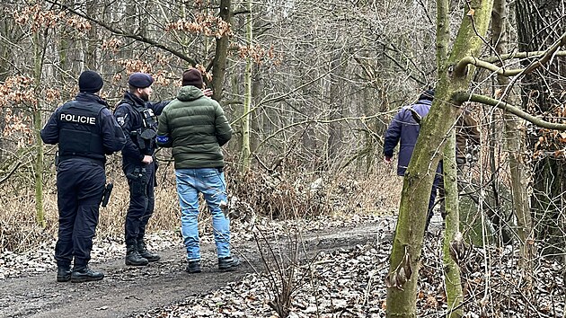 Policie prohledv okol Houky, kde mu oznmil, e vidl medvda. (16. ledna 2022)