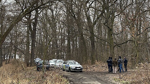 Policie prohledv okol Houky, kde mu oznmil, e vidl medvda. (16. ledna 2022)