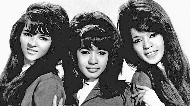 Trio The Ronettes v roce 1966. Ronnie Spectorová uprostřed.