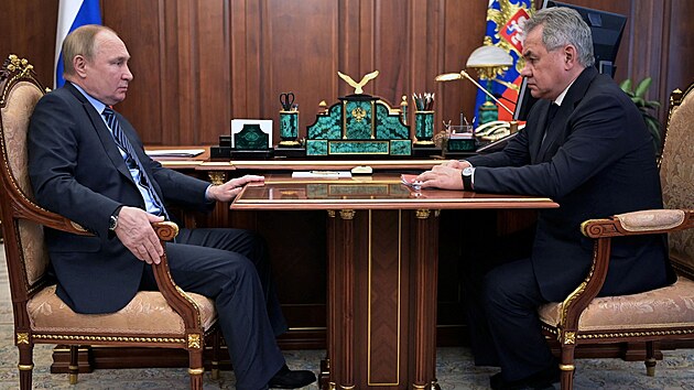 Ruský prezident Vladimir Putin a ministr obrany Sergej Šojgu při jednání v Moskvě. (13. ledna 2022)
