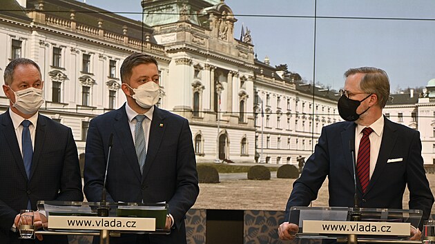 Pedseda vldy Petr Fiala (vpravo) a ministi kolstv Roman Gazdk (vlevo) a vnitra Vt Rakuan na tiskov konferenci po jednn kabinetu. (19. ledna 2022)