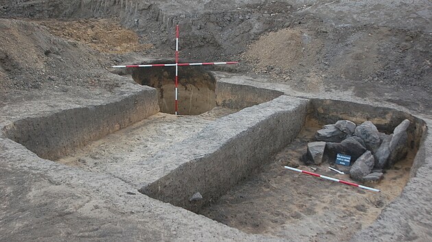 V Čelechovicích na Hané v místní části „Skřivaň“, se konal záchranný archeologický výzkum. Na snímku chata se zbytky kamenné pece nebo krbu z konce 10. století.