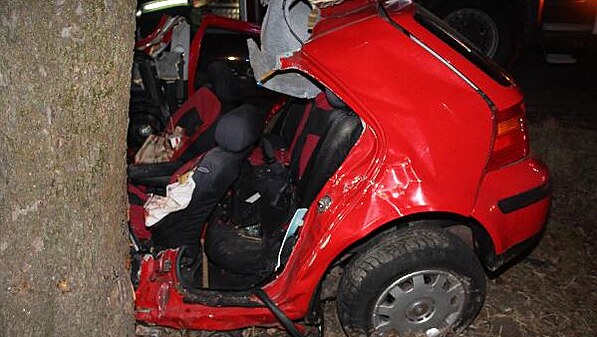 Třiadvacetiletý řidič podle policistů havaroval na Uničovsku, protože nezvládl předjíždění. Dostal smyk a narazil do stromu.