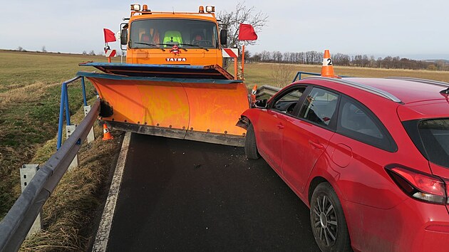 Řidič vozidla zimní údržby jel od obce Strachovičky a na mostku nedal přednost v jízdě protijedoucímu vozidlu Hyundai a došlo ke střetu.