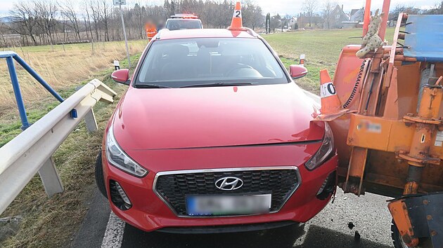 Řidič vozidla zimní údržby jel od obce Strachovičky a na mostku nedal přednost v jízdě protijedoucímu vozidlu Hyundai a došlo ke střetu.