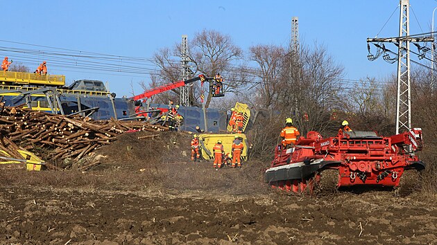 Drn hasii a jejich kolegov z Olomouckho kraje likvidovali nsledky bon srky nkladnch vlak u Prosenic na Perovsku. (14. ledna 2022)