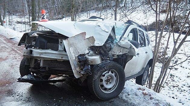 Na silnici mezi obcemi Janouov a Bun se stetl osobn automobil slinkovm autobusem. Ptatyicetilet idi brzdil, na led dostal smyk a narazil do autobusu. Pi nehod byl zrann.