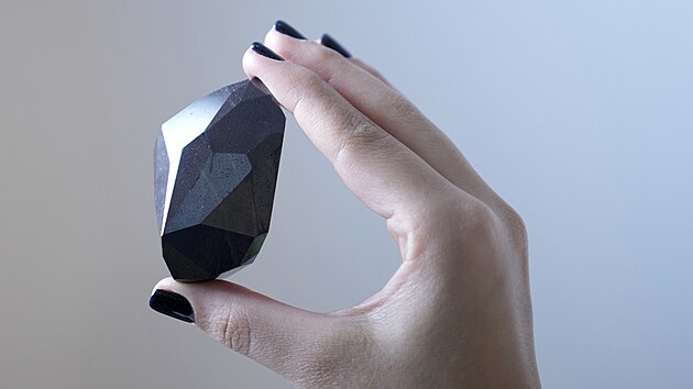 Aukn s Sothebys v Dubaji pedvedla brouen ern diamant o vze 555,55 kartu. (17. ledna 2022)
