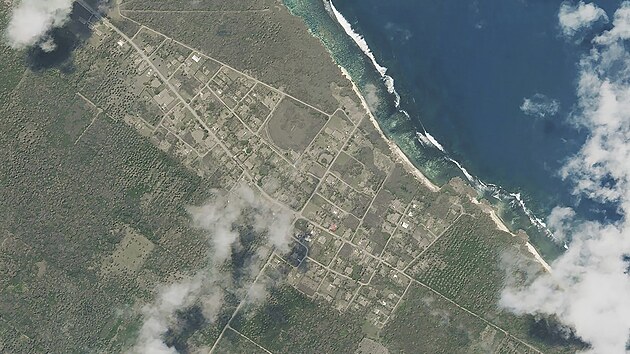 Kombinace satelitních snímků ukazuje vesnici Niutoua na Tonze. Nahoře je snímek z 9. ledna 2021 a dole ze 17. ledna 2022 (dva dny po erupci).