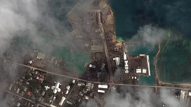 Kombinace satelitních snímků ukazuje přístav ve městě Nuku'alofa na Tonze. Nahoře je snímek z 29. prosince 2021, dole z 18. ledna 2022.