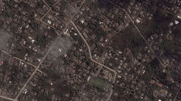 Kombinace satelitních snímků ukazuje domy a budovy na Tonze. Nahoře je snímek z 29. prosince 2021, dole z 18. ledna 2022.