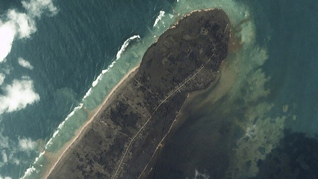 Kombinace satelitních snímků ukazuje pohled na vesnici Kanokupolu. Nahoře je snímek z 14. ledna 2022, dole z 16. ledna 2022.