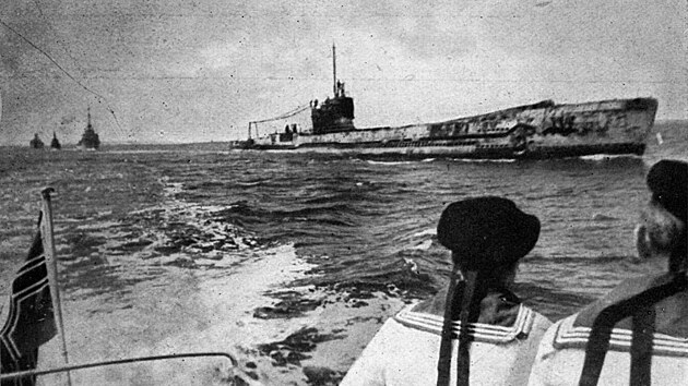 Ponorka I-30 připlouvá do Lorientu.