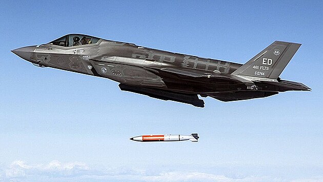 F-35A odhazuje cvičnou verzi jaderné pumy B61-12.