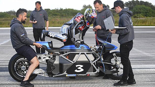 estinsobn mistr svta silninch motocykl Max Biaggi si ve svm zvodnickm dchodu pipsal hned 21 svtovch rychlostnch rekord za dtky elektrickho motocyklu Voxan Wattman.