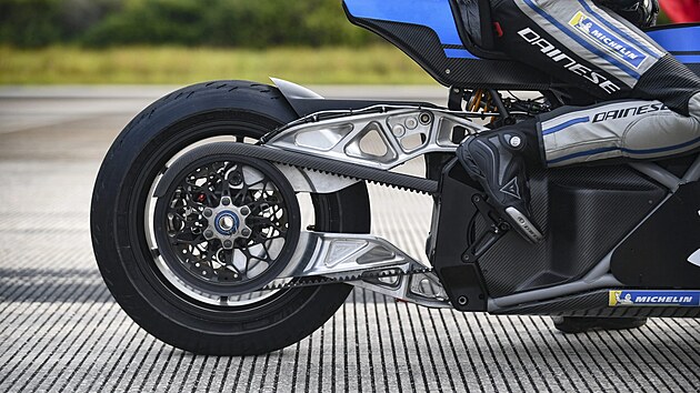 estinsobn mistr svta silninch motocykl Max Biaggi si ve svm zvodnickm dchodu pipsal hned 21 svtovch rychlostnch rekord za dtky elektrickho motocyklu Voxan Wattman.