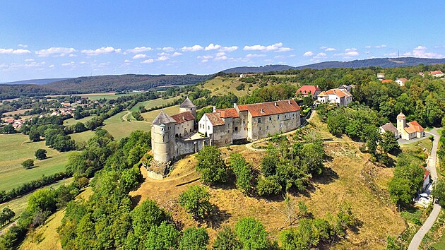 Malebná krajina Burgundska s hradem Belvor