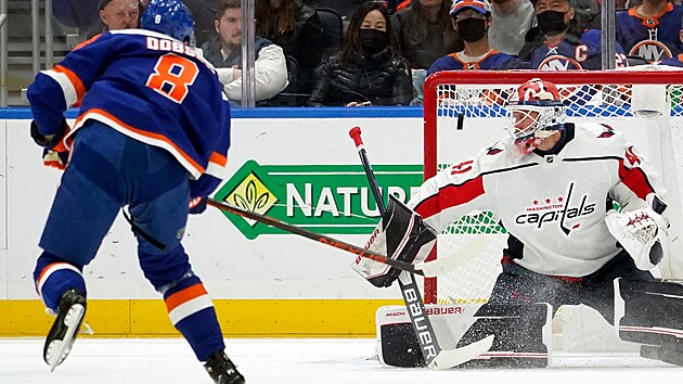 Brank Vtek Vanek z Washingtonu zasahuje proti stele Noaha Dobsona z New Yorku Islanders.