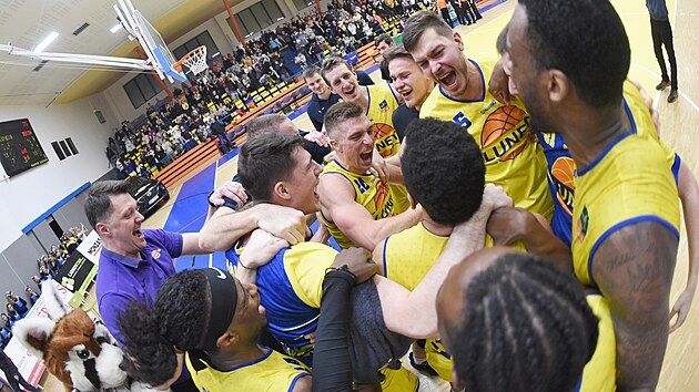 Basketbalisté Ústí nad Labem se radují z výhry.