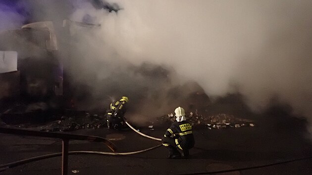 V průmyslovém areálu v Dolní Bečvě hořel kamion naložený vlhčenými ubrousky.
