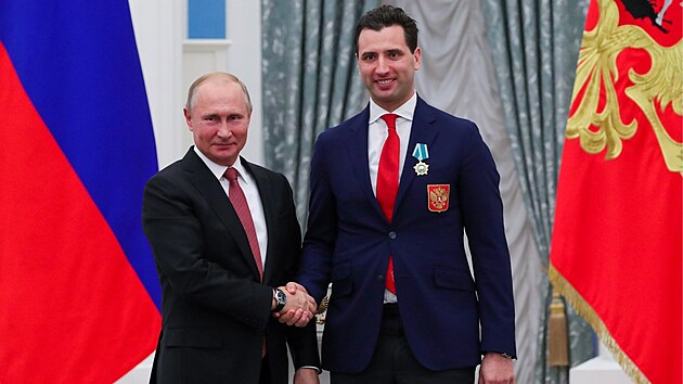 Rusk podnikatel Roman Rotenberg obdrel od Vladimira Putina oficiln podkovn za pnos sportu a ruskmu hokeji.