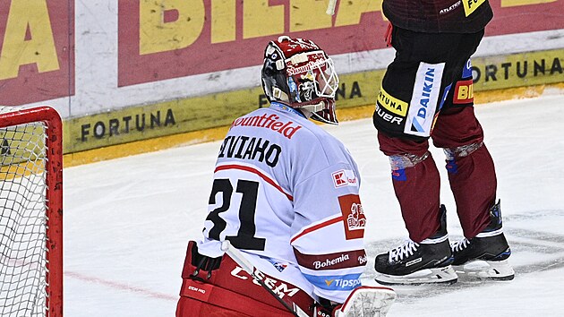 41. kolo hokejov extraligy HC Sparta Praha - Mountfield Hradec Krlov. Miroslav Forman ze Sparty se raduje z glu. Zleva brank Hradce Krlov Henri Kiviaho