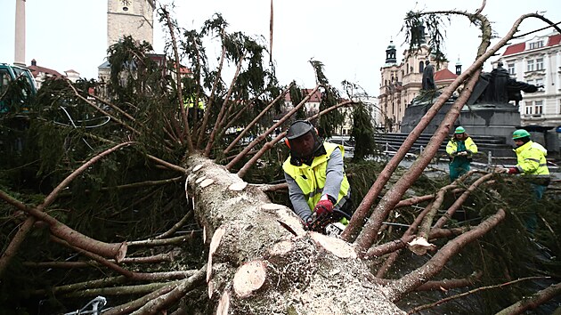 Bourání vánočního stromu na Staroměstském náměstí v Praze. (10. ledna 2022)