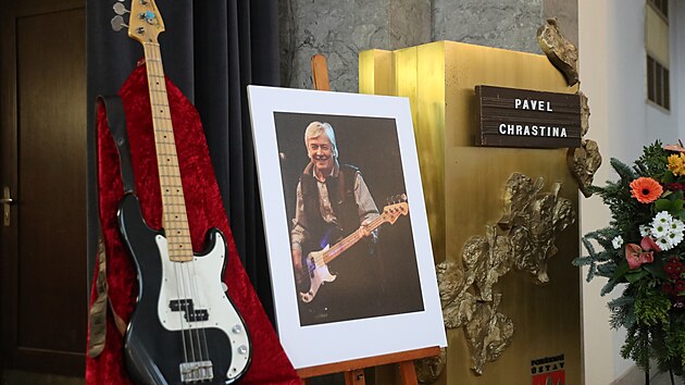 Poslední rozloučení se spoluzakladatelem kapely Olympic Pavlem Chrastinou, který zemřel 28. prosince ve věku 81 let. Krematorium Strašnice v Praze. (10. ledna 2022)