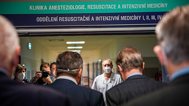 Petr Fiala a Vlastimil Válek navštívili FN Brno a anesteziologicko-resuscitační oddělení, kde pracovníci pečují o těžké případy pacientů s nemocí covid-19. Znovu poděkovali lékařům a zdravotníkům za jejich práci a vyzvali k očkování. (10. ledna 2022)
