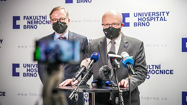 Petr Fiala a Vlastimil Válek navštívili FN Brno a anesteziologicko-resuscitační oddělení, kde pracovníci pečují o těžké případy pacientů s nemocí covid-19. Znovu poděkovali lékařům a zdravotníkům za jejich práci a vyzvali k očkování. (10. ledna 2022)