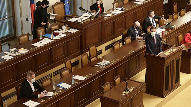 Poslanci strávili kvůli hlasování o důvěře nové vládě Petra Fialy ve Sněmovně celou noc, přesto se k výsledku nedobrali. Na snímku Vít Rakušan (STAN). (13. ledna 2022)