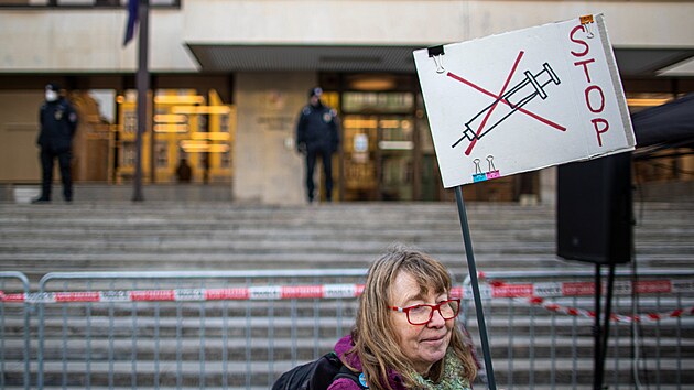 st len Integrovanho zchrannho systmu se pout do dal protestn demonstrace proti povinnmu okovn. Akci  pod odborov organizace Pro Libertate. Jej astnci se shromauj ped budovou ministerstva vnitra. (13. ledna 2022)