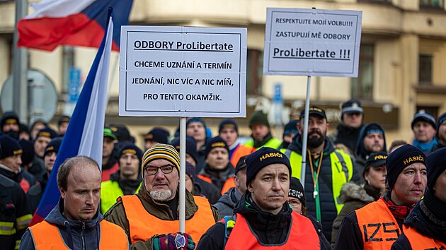 st len Integrovanho zchrannho systmu se pout do dal protestn demonstrace proti povinnmu okovn. Akci  pod odborov organizace Pro Libertate. Jej astnci se shromauj ped budovou ministerstva vnitra. (13. ledna 2022)