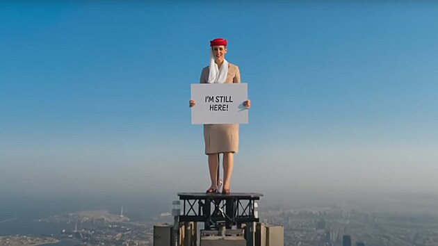 Letuška v reklamě stojí na vrcholu nejvyšší budovy světa.