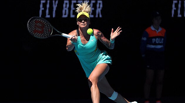 Tereza Martincov hraje forhend na Australian Open.