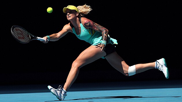 Tereza Martincov se natahuje za mem na Australian Open.