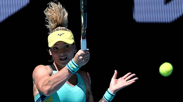 Tereza Martincov hraje forhend na Australian Open.