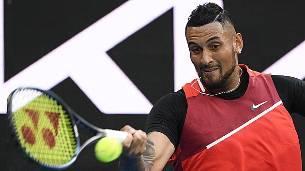 Domc hvzda Nick Kyrgios hraje forhend na Australian Open.