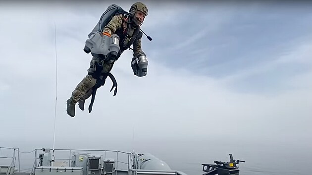 Britsk nmon pchota testuje ltajc Jet Suit od Gravity Industries