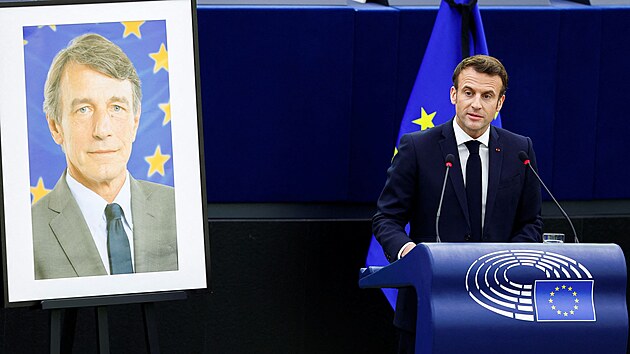 Francouzsk prezident Emmanuel Macron pi vzpomnce na nedvno zesnulho pedsedu europarlamentu Davida Sassoliho. (17. ledna 2022)