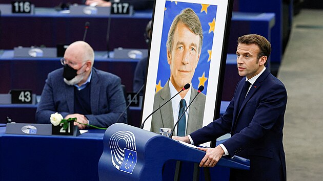 Francouzsk prezident Emmanuel Macron pi vzpomnce na nedvno zesnulho pedsedu europarlamentu Davida Sassoliho. (17. ledna 2022)