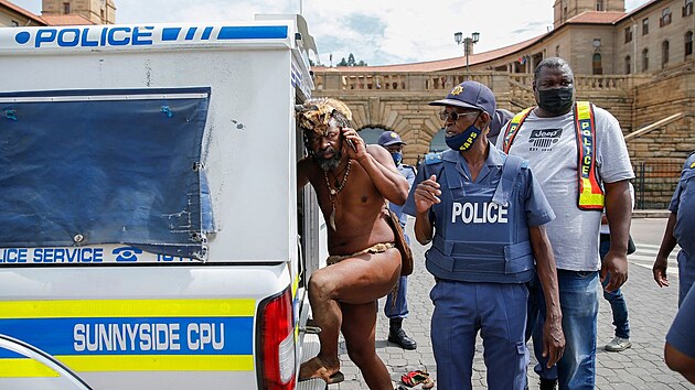 Vdce domorodc krl Khoisan nastupuje do policejnho vozidla pot, co ho jihoafrick polici zadrela. (12. ledna 2021)