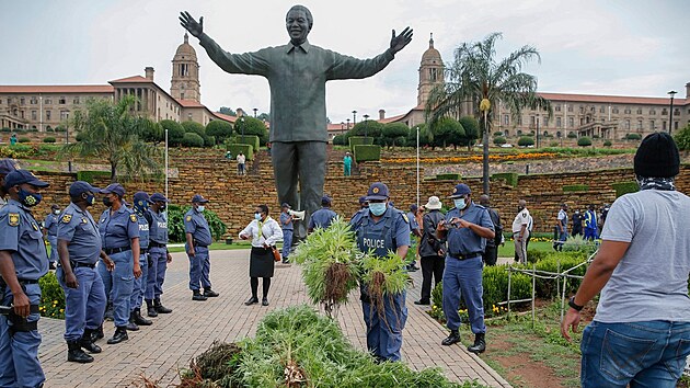Johoafrick policie zasahuje proti domorodcm, kte nedaleko od prezidentskho palce pstovali marihuanu. Kmen Khoisan tbo ped palcem jako protest proti utlaovn menin v zemi. (12. ledna 2021)