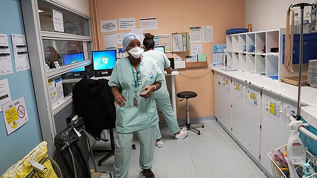 Průměr hospitalizovaných s covidem ve Francii během posledních dní je 13 000 pacientů. Zdravotní sestry v nemocnici Delafontaine v Saint-Denis severně od Paříže (12. ledna 2021)