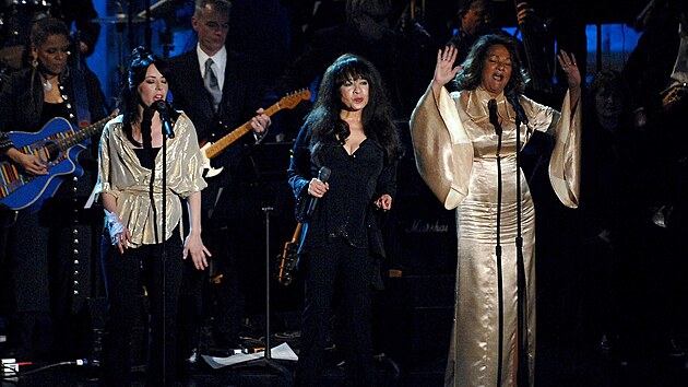 Zpěvačka Ronnie Spectorová a The Ronettes při uvedení do Rokenrolové síně slávy
